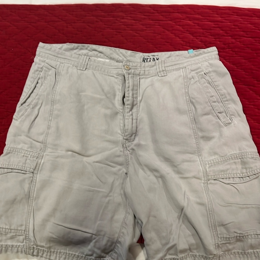 Tommy Bahama relax cargo shorts. Men’s size 38. Grey and in good condition